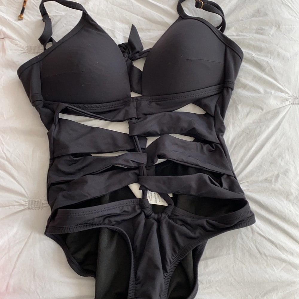 One piece bathingsuit with cut outs